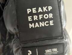 svart Peak Performance jacka