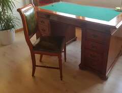 Antik skrivbord och stol