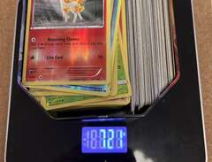 Massor Pokémonkort i plåtburk