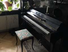Stort piano med kandelabrar...