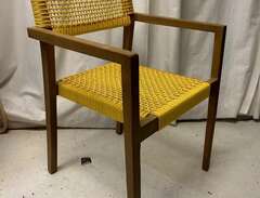 Två stolar i teak med gul s...