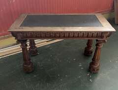 Unikt antikt bord med hantv...