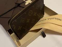 Louis Vuitton Zippy Compact...