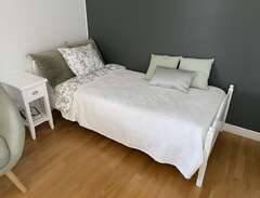 Säng (90x200) med Ikea-madr...