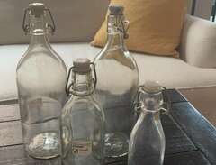 Glasflaskor med kork skänkes