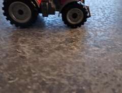 liten röd traktor