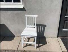 ljusgrå liten antik stol