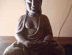 Buddha prydnader i olika st...