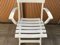 4 vita stolar för utomshusbruk
