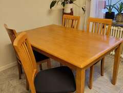 Ett bord och fyra stolar sä...