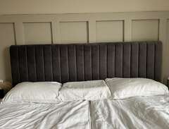 Sänggavel i grå sammet
