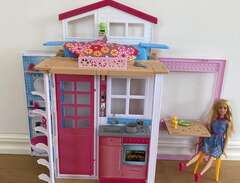 Barbie dockhus med barbiedocka