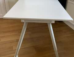 Skrivbord i vit melamin IKE...