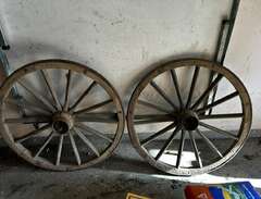 Gamla trähjul från hästvagn