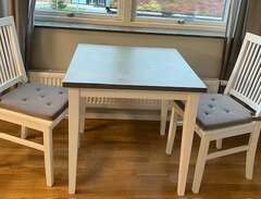 Matbord och två stolar