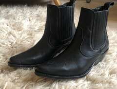 Svarta cowboy boots från Jo...
