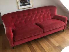 Röd soffa i sammet