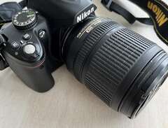 Nikon D3000 med objektiv Ni...
