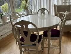Gustavianskt bord och stolar