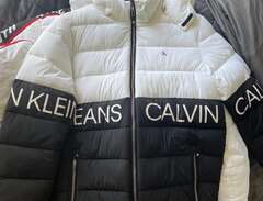 ny jacka Calvin Klein 16 år