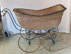 Antik barnvagn med extra korg