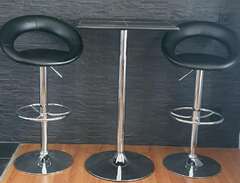 Barbord, stolar, vitrinskåp mm