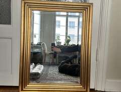 Stor spegel med guldram