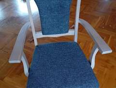 8 st ek-stolar med grå kläd...