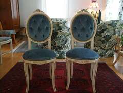två stolar och en soffa rok...