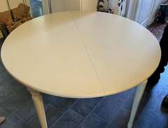 matsalsbordet med stolar