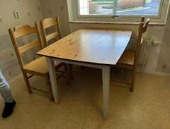 Köksbord med fyra stolar