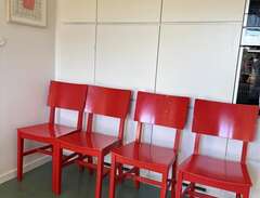 Fyra röda stolar