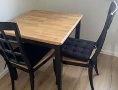 köksbord och två stolar