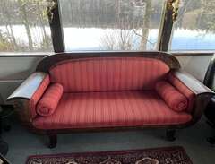 äldre soffa i Karl-Johanmodell