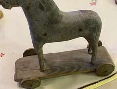 Antik trähäst på hjul