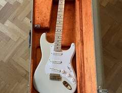 Bytes. Fender stratocaster...