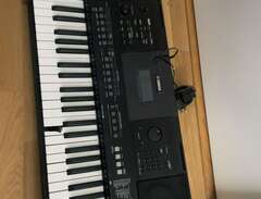 Yamaha piano PSR E463