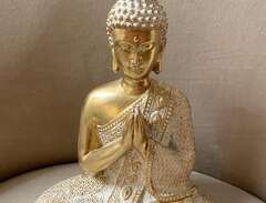 Buddha staty i guldfärg