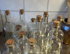 13 st glasflaskor med kork