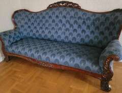 stor antik soffa i väldigt...