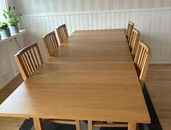 Bjursta matbord med sex stolar