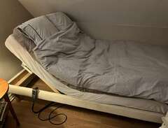 Höj- och sänkbar säng