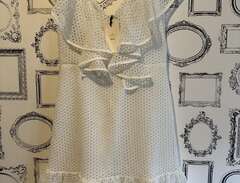 Ny vit klänning By Malina, M