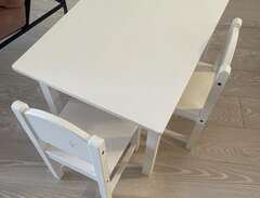 Ikea barnbord med två stolar
