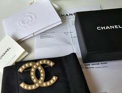 Superfin Chanel brosch med...