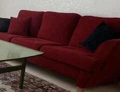 Röd tresitsig soffa