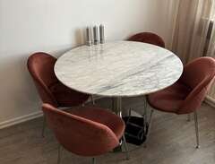 Matbord och stolar i marmor...
