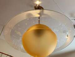 Saturnus lampa med gult opa...