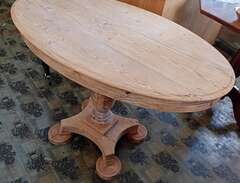 Ovalt, gammalt bord