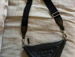 Prada Triangle Leather väska